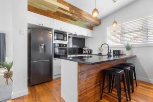 Η κουζίνα ή μικρή κουζίνα στο The Board house - Ohakune Holiday Home