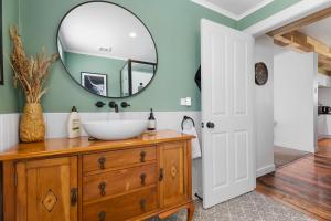 Ένα μπάνιο στο The Board house - Ohakune Holiday Home +16 φωτογραφίες