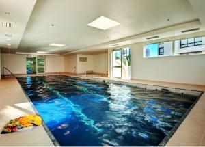 una gran piscina de agua azul en una casa en Pacific Views Resort, en Gold Coast