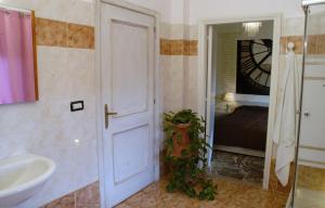 Koupelna v ubytování FalcoBianco GuestHouse