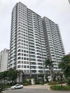 a white car parked in front of a large building at Home stay 2pn Hạ Long in Ha Long