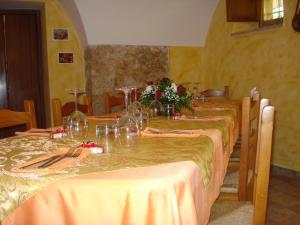 A restaurant or other place to eat at Agriturismo La Fattoria