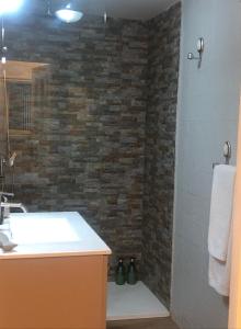 ein Badezimmer mit Waschbecken und Dusche in der Unterkunft O lar da praia in Corcubión
