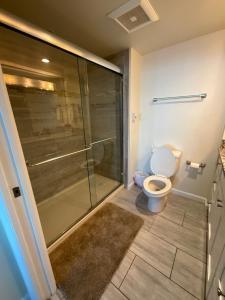 フォートマイヤーズにあるStunning Water View Suiteのシャワーとトイレ付きのバスルーム +22枚の写真