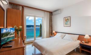 TV a/nebo společenská místnost v ubytování Orsan Maradiso Hotel by Aminess