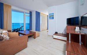 TV a/nebo společenská místnost v ubytování Family Hotel Regata