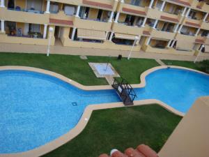 vista su una grande piscina in un edificio di Modern Denia Apartment a Denia
