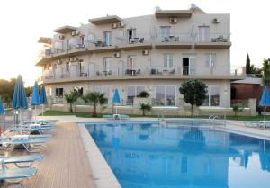 Bazén v ubytování Renieris Hotel nebo v jeho okolí