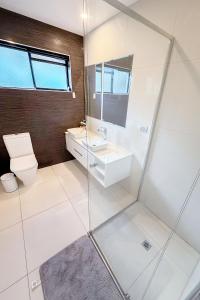 Ένα μπάνιο στο 4 bedrooms luxury Sea View Family retreat in Sandy bay +21 φωτογραφίες