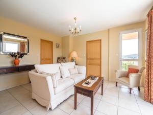 Posezení v ubytování Villa in Limoux with Private Pool & Mountain Views