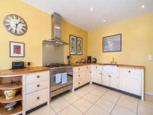 Kuchyň nebo kuchyňský kout v ubytování Villa in Limoux with Private Pool & Mountain Views