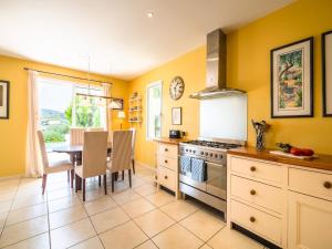 Kuchyň nebo kuchyňský kout v ubytování Villa in Limoux with Private Pool & Mountain Views + 32 fotografií
