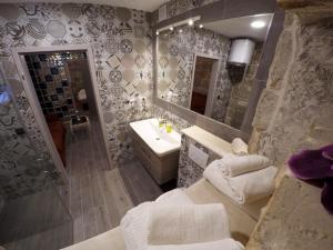 Kúpeľňa v ubytovaní Plaza Stone Apartment + 15 fotografií