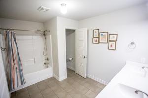 Koupelna v ubytování Cozy Studio Mins to JPS, Medical City, Historic District, Zoo, Water Garden