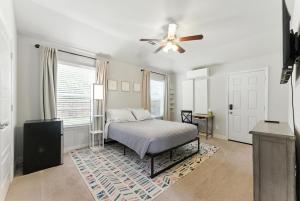 TV a/nebo společenská místnost v ubytování Cozy Studio Mins to JPS, Medical City, Historic District, Zoo, Water Garden