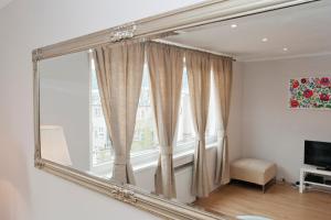 Televízia a/alebo spoločenská miestnosť v ubytovaní Aurora Apartment Danube View