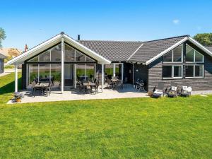 een huis met een patio met tafels en stoelen bij 16 person holiday home in Hasselberg in Kappeln