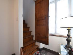 Quiet Normandy Retreat في Saint-Rémy-des-Landes: درج وباب خشبي ونافذة