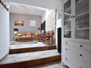 Quiet Normandy Retreat في Saint-Rémy-des-Landes: غرفة معيشة بها أريكة وطاولة