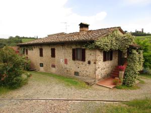 an old stone house with ivy growing around it at Agriturismo Podere Cappella in San Gimignano