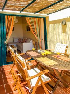 un tavolo e delle sedie in legno in un soggiorno di Manto On The Beach Apartments a Barbati