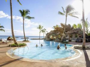 eine Gruppe von Menschen in einem Swimmingpool in einem Resort in der Unterkunft Aulani, A Disney Resort And Spa in Kapolei