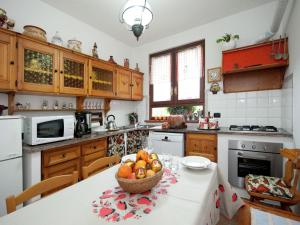 eine Küche mit einem Tisch mit einer Obstschale darauf in der Unterkunft Woodland Escape with Pool in Carbuta