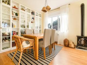 a dining room with a table and chairs and a fireplace at Sunny Home Near the Sea in Porto do Son
