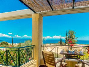 un patio con tavolo e sedie su un balcone di Manto On The Beach Apartments a Barbati