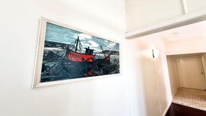 ヤンバにあるTwin Dolphins 2, 2 - 18 Clarence Stの壁掛け船の絵画