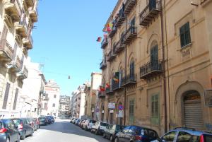 巴勒莫B&B Dimora Annulina的街道上,汽车停在建筑物的两侧