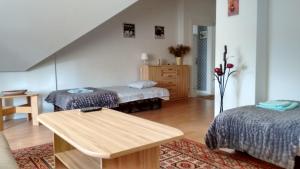 Sala de estar con 2 camas y mesa en Na Skarpie, en Wyszków