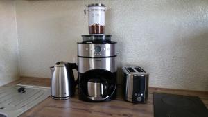 eine Kaffeemaschine auf einer Theke in der Unterkunft Ferienwohnung Schusi Freital in Freital