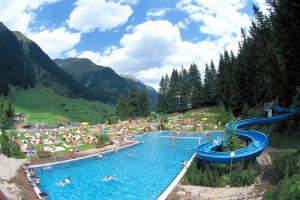 Bazén v ubytování Hotel Garni Valülla nebo v jeho okolí