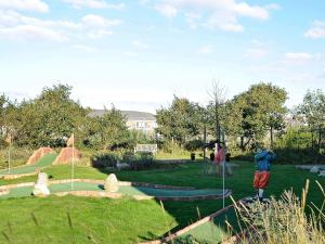 un hombre tomando una foto de un parque en 4 person holiday home in Fanø-By Traum, en Fanø