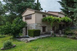 a house with a yard in front of it at Molino De La Vega in Arcos
