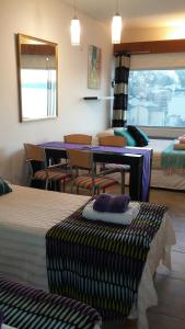 Habitación con 2 camas, mesa y sillas en Center 518 en San Carlos de Bariloche