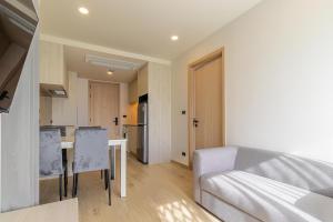 Η κουζίνα ή μικρή κουζίνα στο C228 Brand New Condo Near Beach & Prime Location