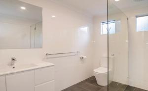 baño blanco con aseo y ducha acristalada en Eagle Bay Summerhaus, en Dunsborough 15 fotos más