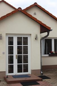 ein Haus mit Tür und Dachschräge in der Unterkunft Kleines Schmuckstück in Ermstedt