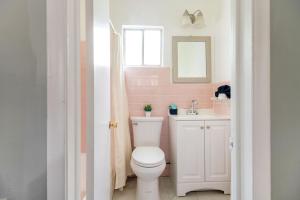 صورة لـ Cozy Room for 4 • Wi-Fi • Private Bath في Woodhaven