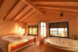 una camera da letto con un letto grande e una vasca da bagno di Eretz Hagalil - Land of Galilee ad Amirim