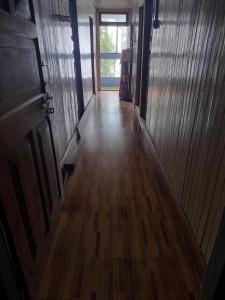 ダージリンにあるTenkyong TJ Homestayのウッドフロアの廊下