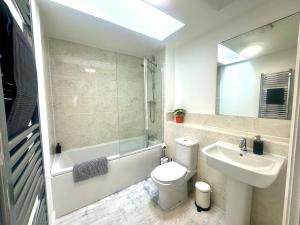 Ένα μπάνιο στο Olea Tree House +22 φωτογραφίες