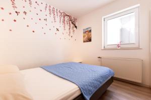 Ένα ή περισσότερα κρεβάτια σε δωμάτιο στο Apartma Seničica