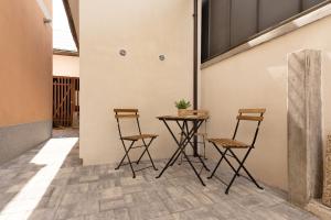 une table et quatre chaises dans une pièce avec un mur dans l'établissement Apartma Seničica, à Ljubljana