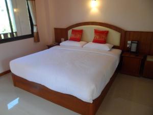 Łóżko lub łóżka w pokoju w obiekcie Baan Rom Mai