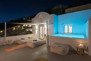 Bazén v ubytování Santorini Heights nebo v jeho okolí