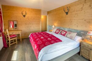 安哲雷的住宿－迷人的珀斯特酒店，一间卧室设有一张床和木墙