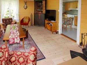 TV a/nebo společenská místnost v ubytování 8 person holiday home in Kvås + 16 fotografií